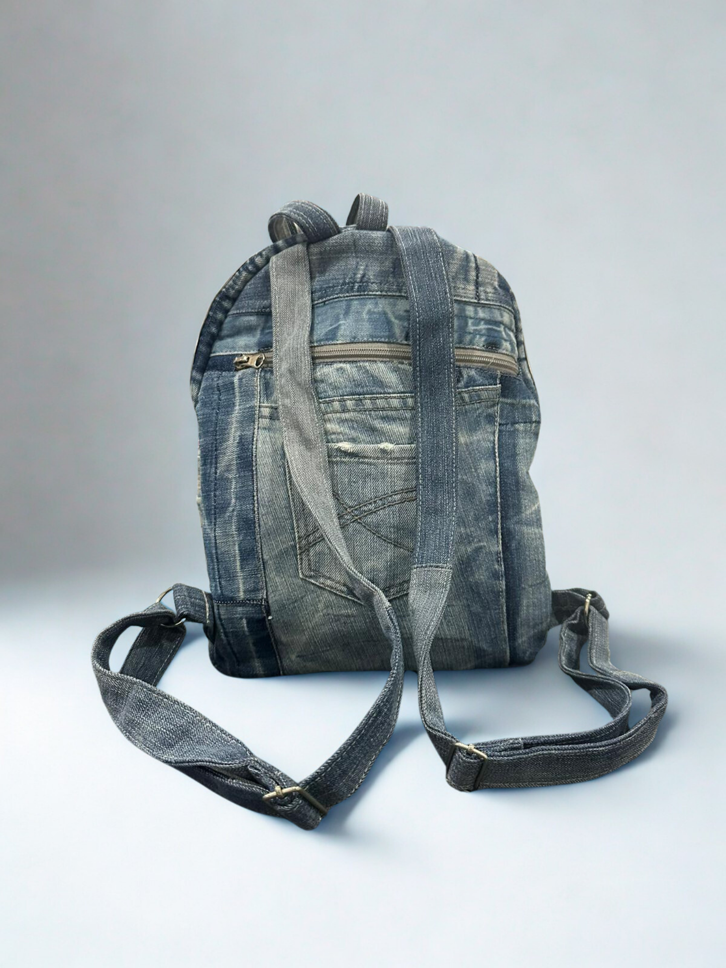 Denim ruksak „Floral Denim” – ručni rad, unikat KIKY STORE