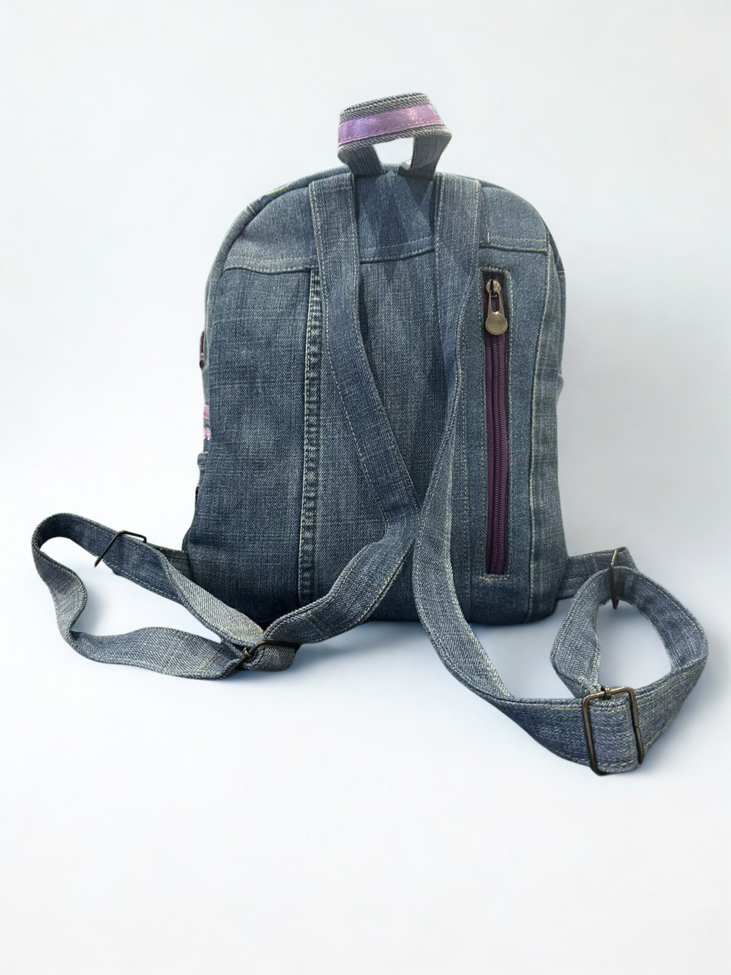 Denim ruksak “Floral Journey” – ručni rad, unikat KIKY STORE