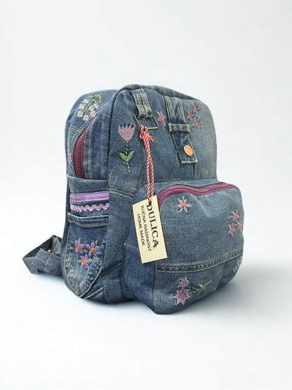 Denim ruksak “Floral Journey” – ručni rad, unikat KIKY STORE