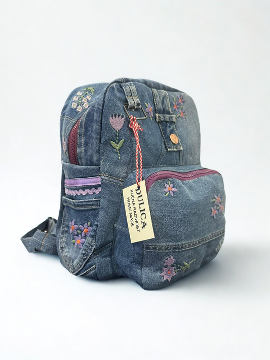 Denim ruksak “Floral Journey” – ručni rad, unikat KIKY STORE