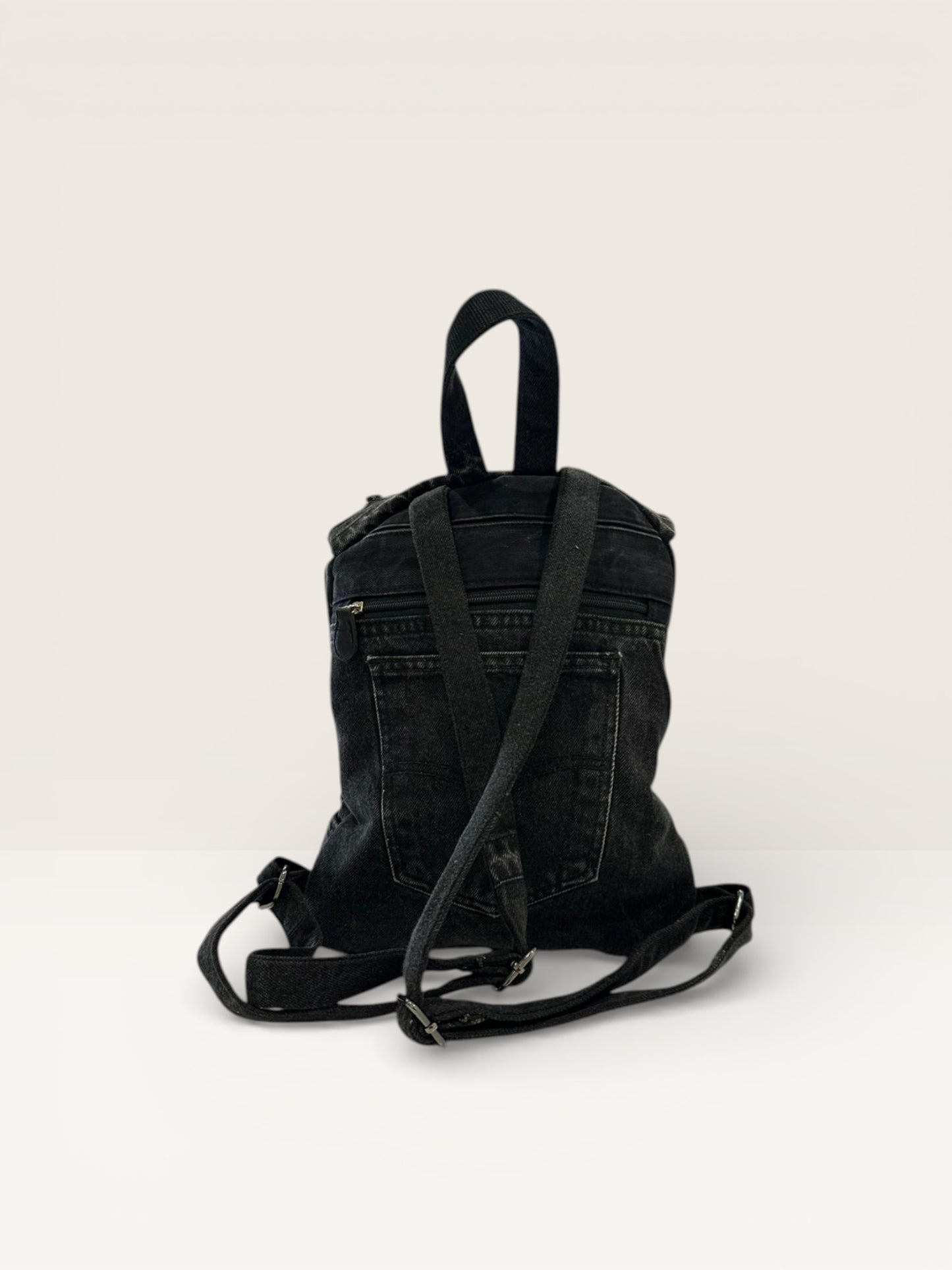 Denim Ruksak „Urban Rebel“ – Ručni Rad