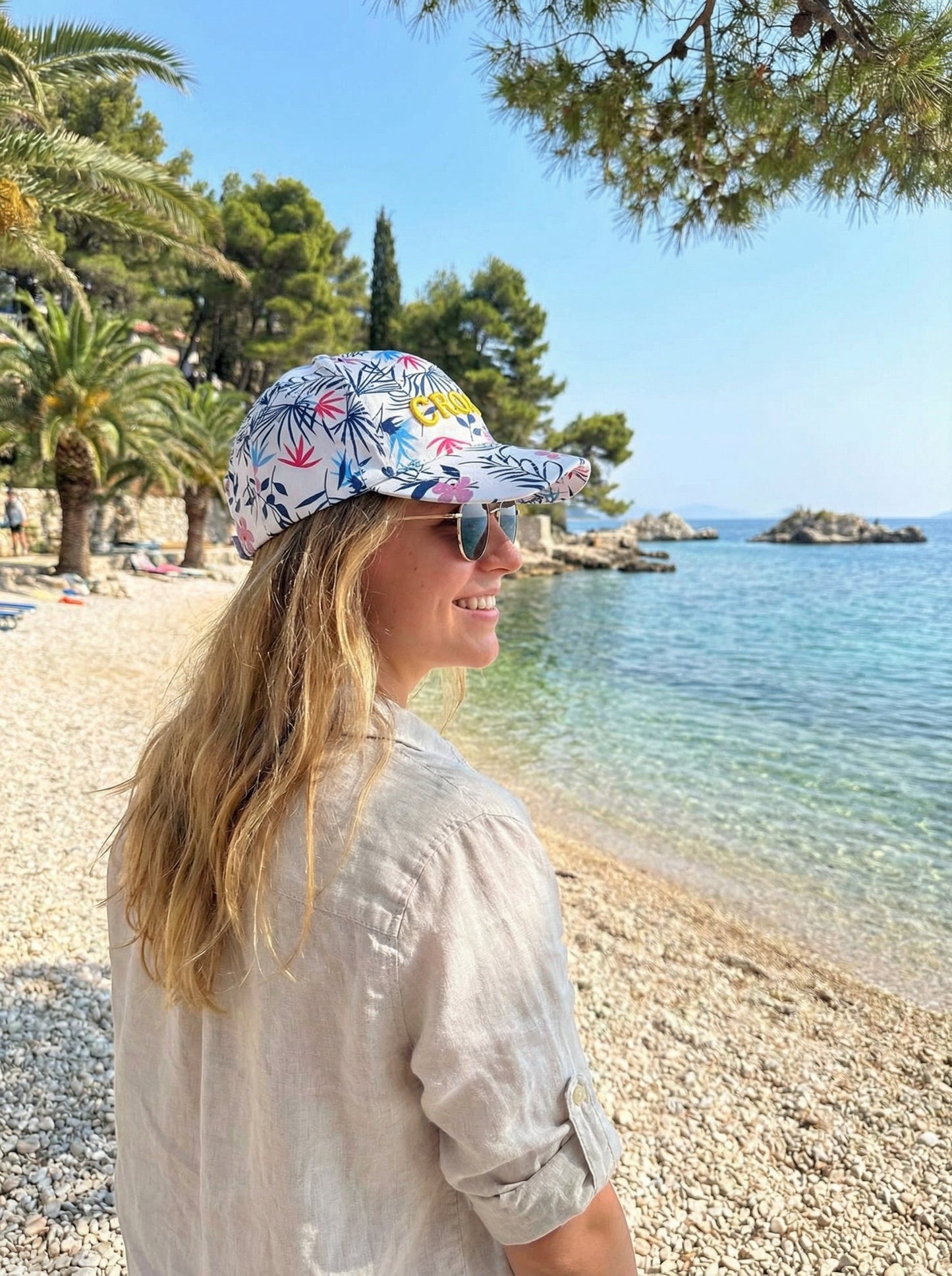 Croatia Tropska Šilterica – Bijela s Palmama i Zlatnim Natpisom