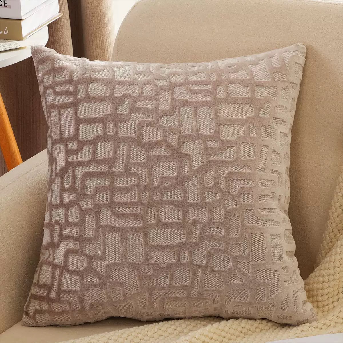 Plišana 3D jastučnica Kamen 45 × 45 cm – Bež