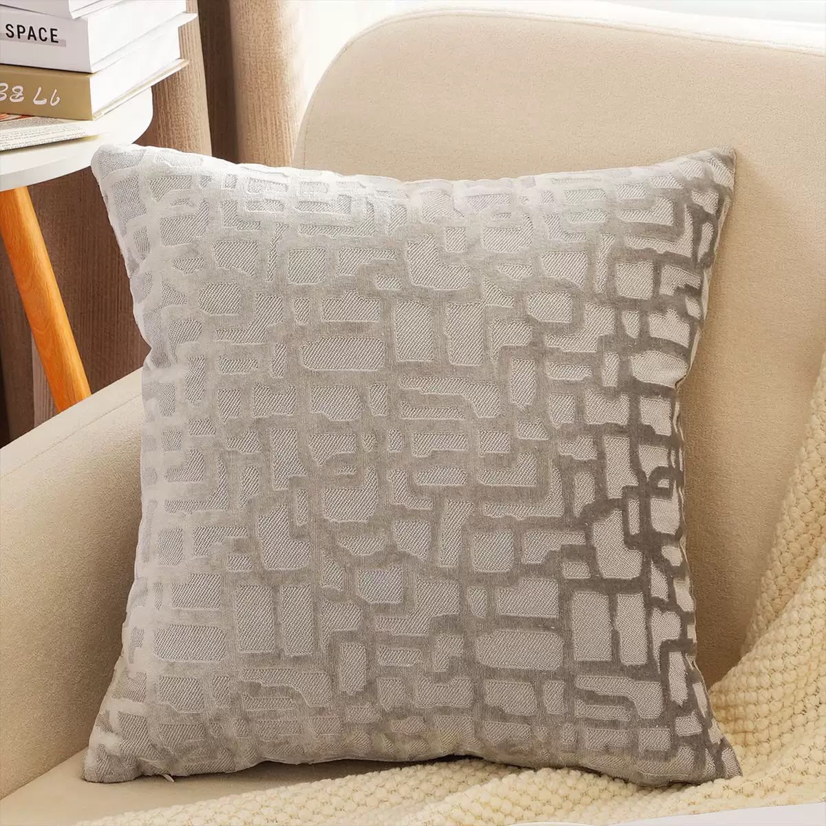 Plišana 3D jastučnica Kamen 45 × 45 cm – Siva
