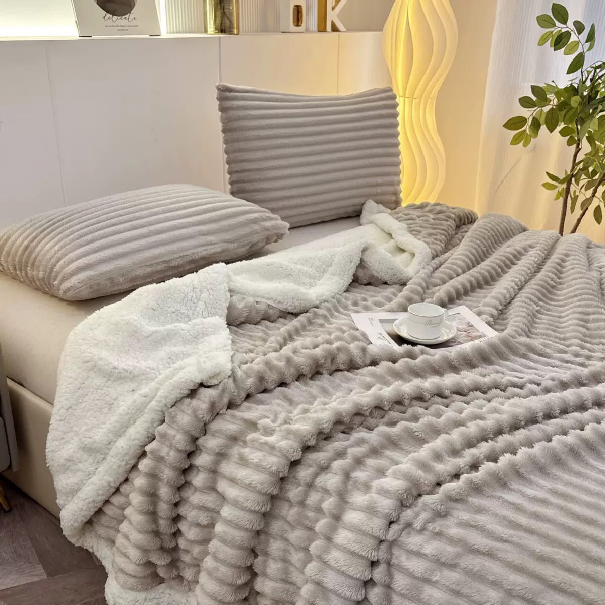 Rebrasta deka s krznom 200 × 230 cm – svijetla siva