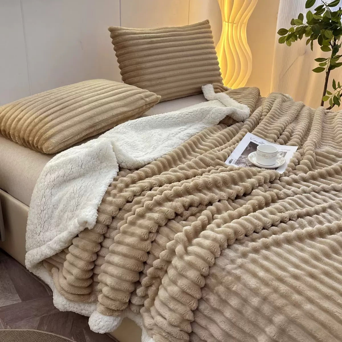 Rebrasta deka s krznom 200 × 230 cm – bež