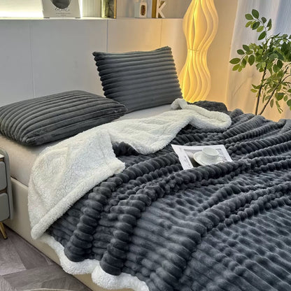 Rebrasta deka s krznom 200 × 230 cm – tamna siva