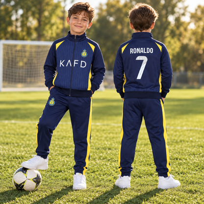 Dječaci u tamnoplavoj trenirci Ronaldo 7 sa žutim detaljima na nogometnom terenu, prikaz sprijeda i straga