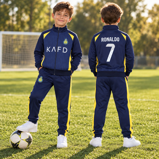 Dječaci u tamnoplavoj trenirci Ronaldo 7 sa žutim detaljima na nogometnom terenu, prikaz sprijeda i straga
