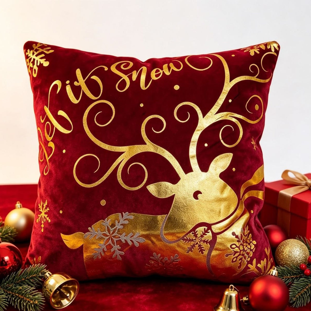 Plišana jastučnica Zlatni sob Let it Snow 45 × 45 cm – Bordo
